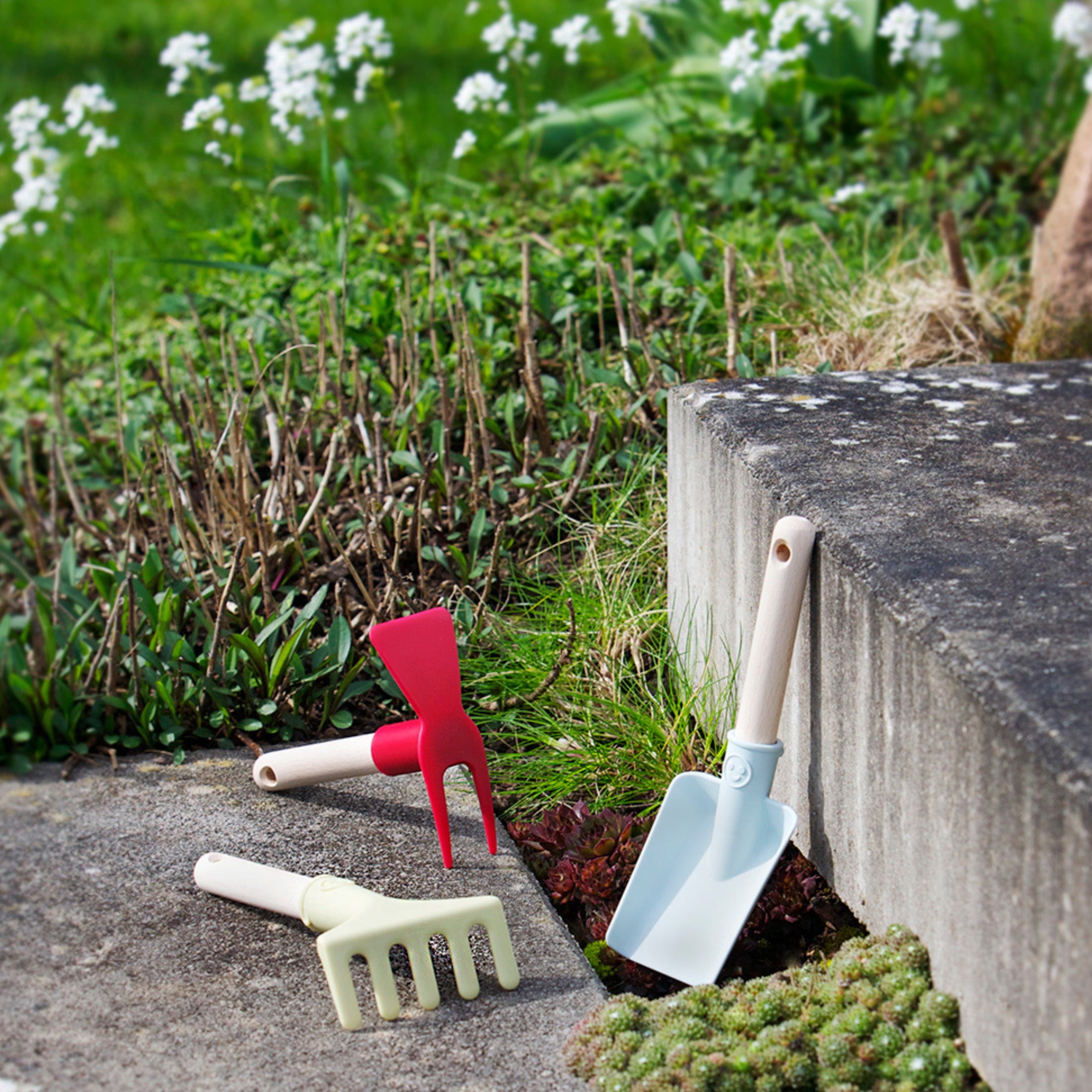 Gartenwerkzeug aus recyceltem Kunststoff und Holz