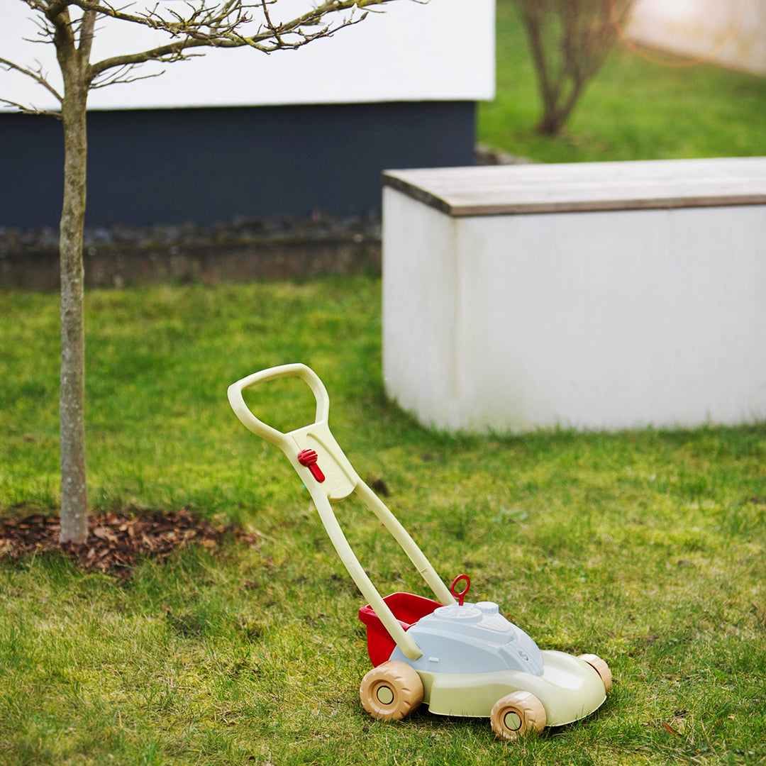 Rasenmäher mit abnehmbarem Auffangkorb aus recyceltem Kunststoff