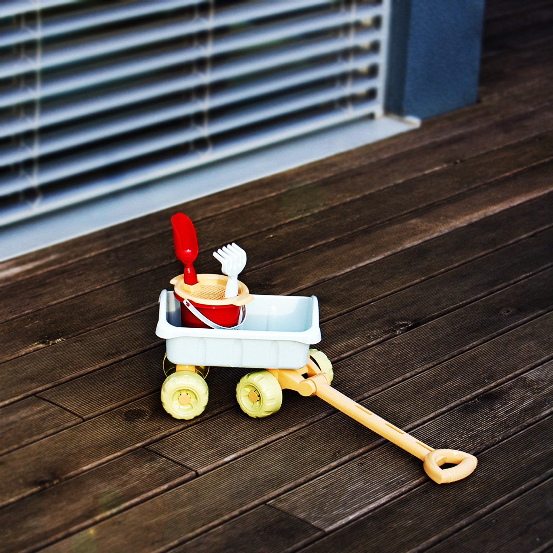 Bollerwagen mit Eimer-Set aus recyceltem Kunststoff