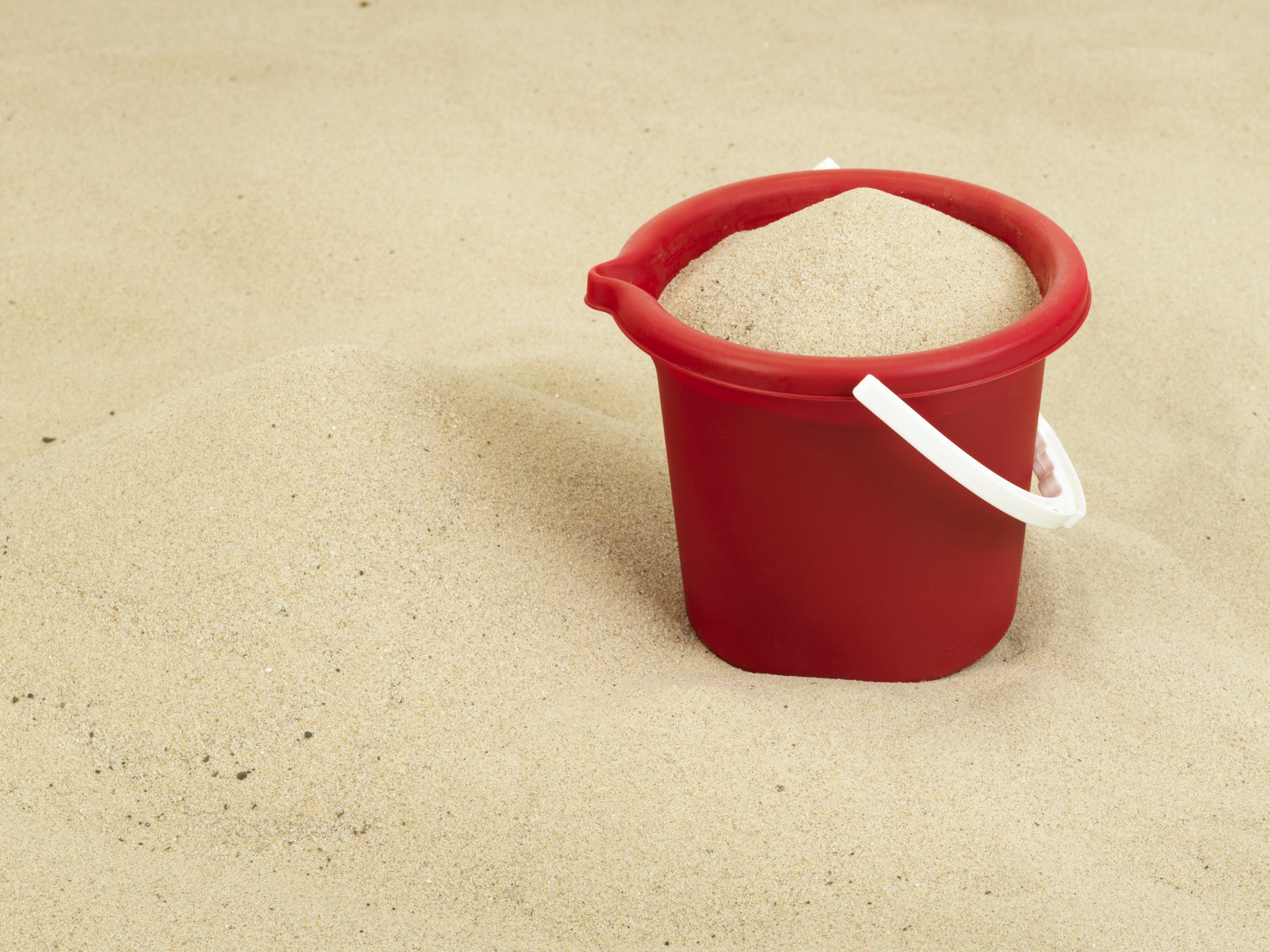 roter Sandeimer aus recyceltem Kunststoff